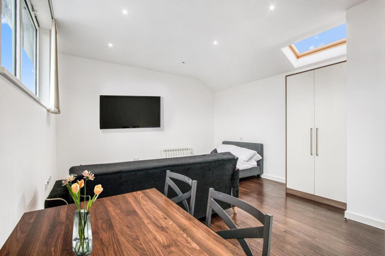 شقة لندن  في Stylish Studio By Heathrow Airport المظهر الخارجي الصورة
